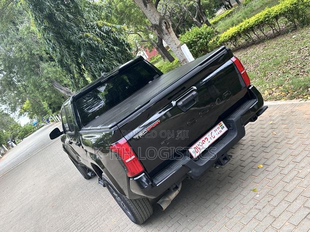 Toyota Tacoma SR5 Double Cab 5' Bed AT 2024 Black