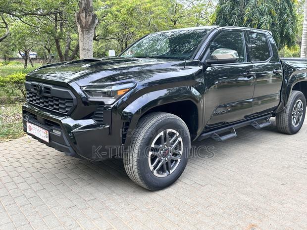 Toyota Tacoma SR5 Double Cab 5' Bed AT 2024 Black