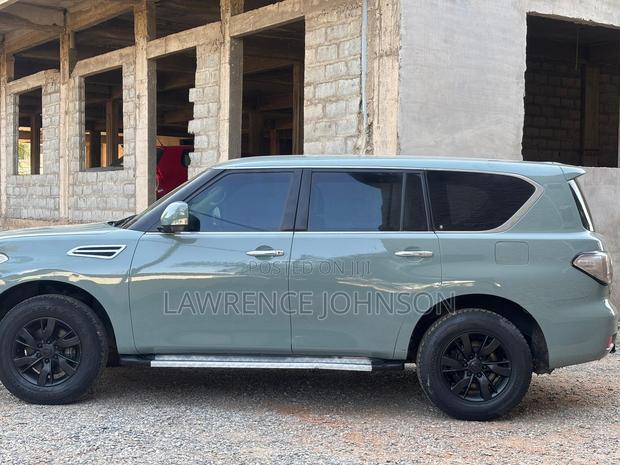 Nissan Patrol 5.6 2011 Gray