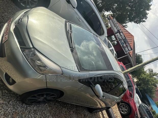 Toyota Vitz 1.3 FWD 5dr 2012 Green
