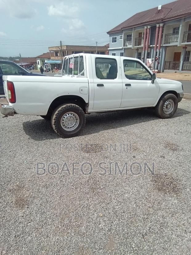 Nissan Hardbody 2000 White