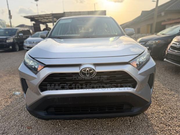 Toyota RAV4 LE 2025 Silver