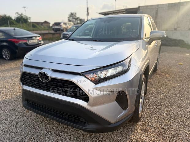 Toyota RAV4 LE 2025 Silver