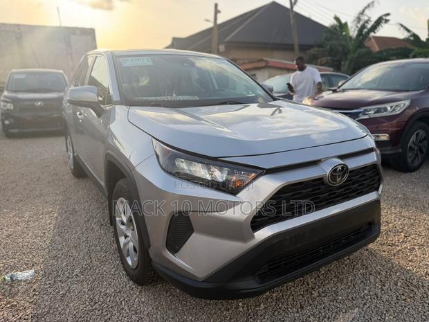 Toyota RAV4 LE 2025 Silver