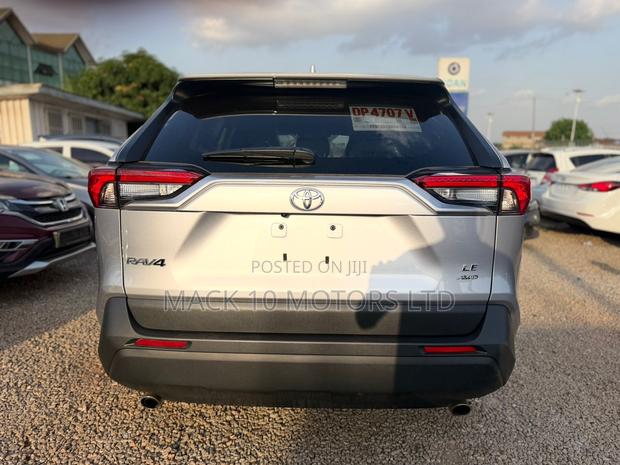 Toyota RAV4 LE 2025 Silver