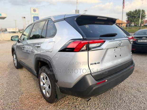 Toyota RAV4 LE 2025 Silver