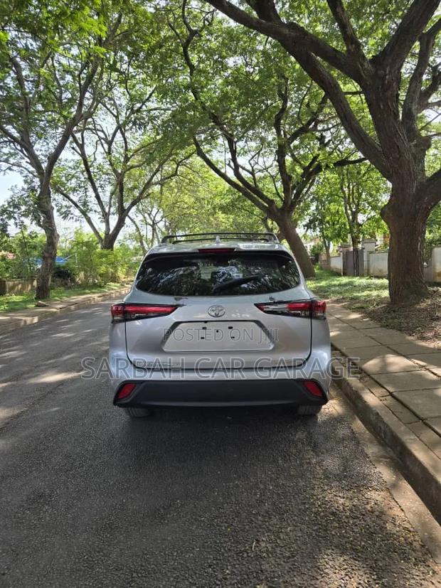 Toyota Highlander 2022 Silver