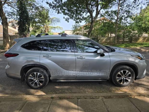 Toyota Highlander 2022 Silver