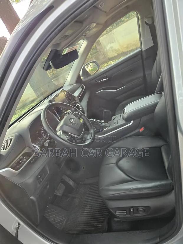 Toyota Highlander 2022 Silver