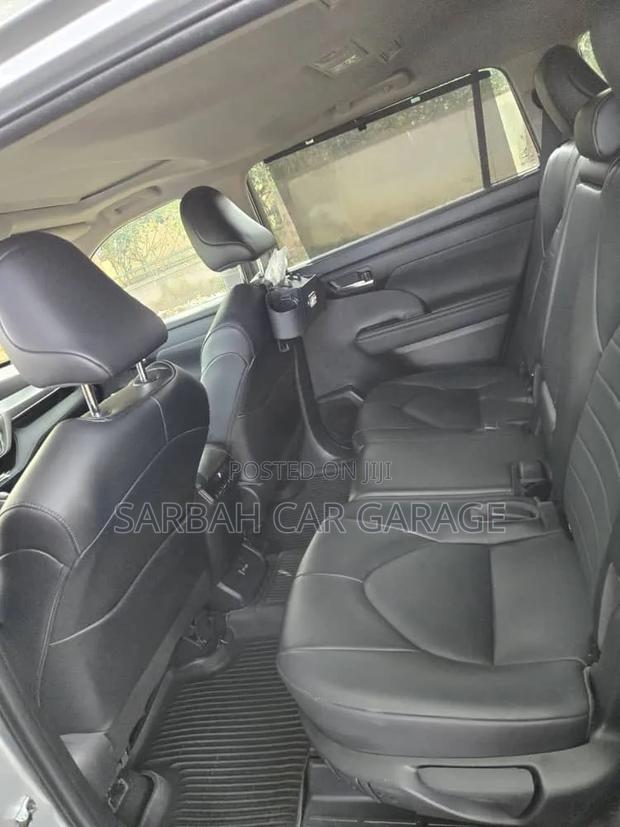 Toyota Highlander 2022 Silver
