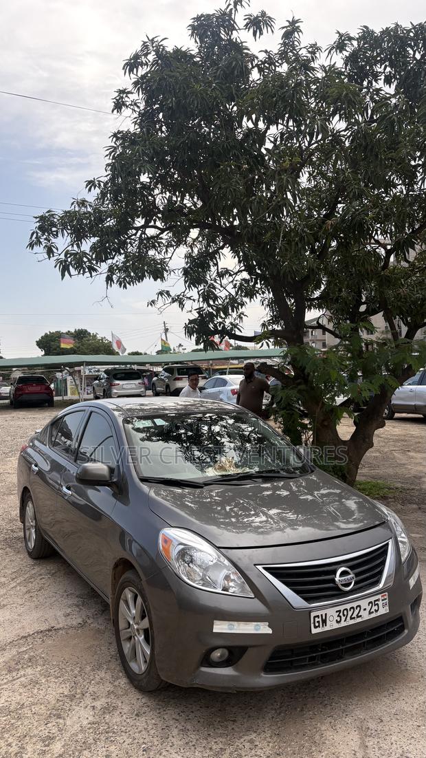 Nissan Versa 1.6 SL 4dr Sedan (1.6L 4cyl CVT) 2014 Gray
