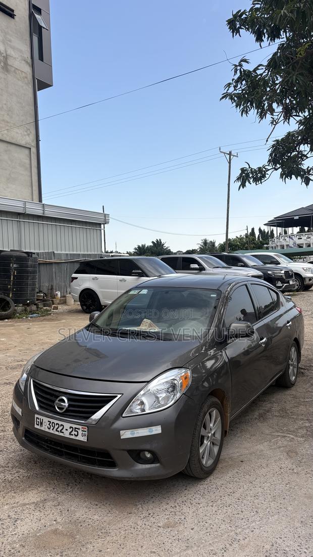Nissan Versa 1.6 SL 4dr Sedan (1.6L 4cyl CVT) 2014 Gray