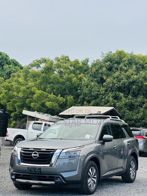 Nissan Pathfinder SL 2022 Gray