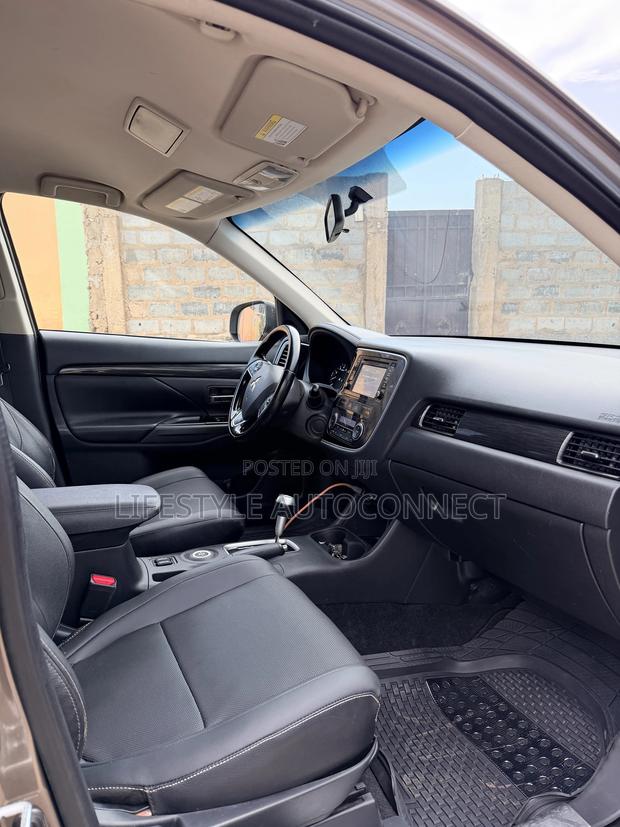 Mitsubishi Outlander 2016 Gold