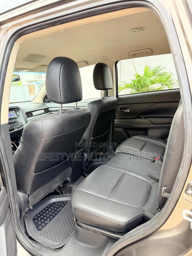 Mitsubishi Outlander 2016 Gold