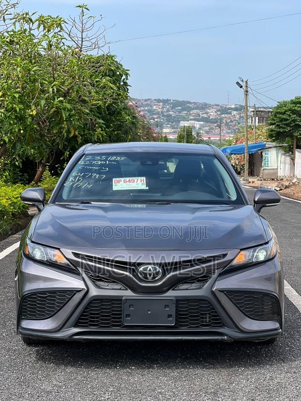 Toyota Camry SE 2022 Gray