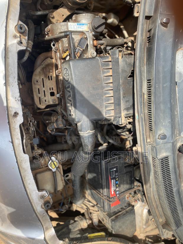 Toyota Vitz 1.3 FWD 5dr 2010 Gray