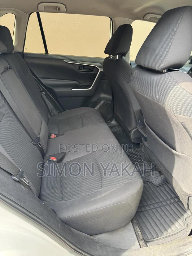 Toyota RAV4 LE AWD 2019 White