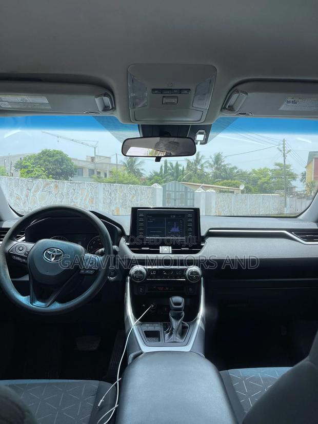 Toyota RAV4 XLE 2021 Gray
