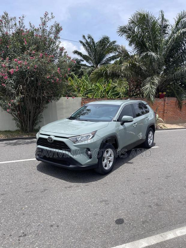 Toyota RAV4 XLE 2021 Gray