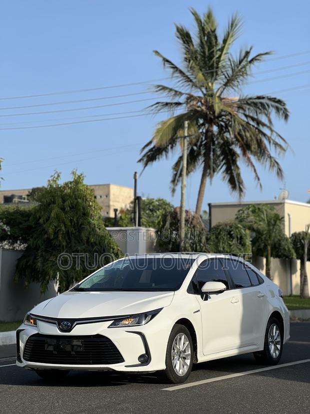 Toyota Corolla Hybrid SE 2023 White