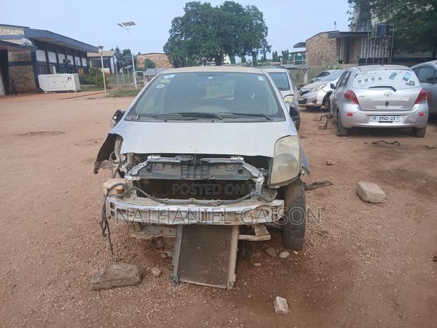Toyota Vitz 2010 Silver