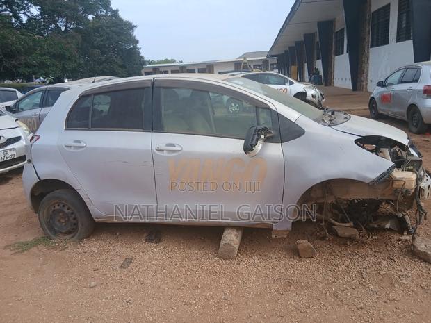Toyota Vitz 2010 Silver