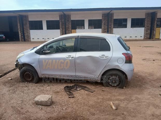 Toyota Vitz 2010 Silver