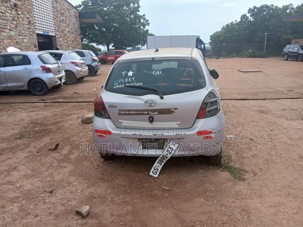 Toyota Vitz 2010 Silver