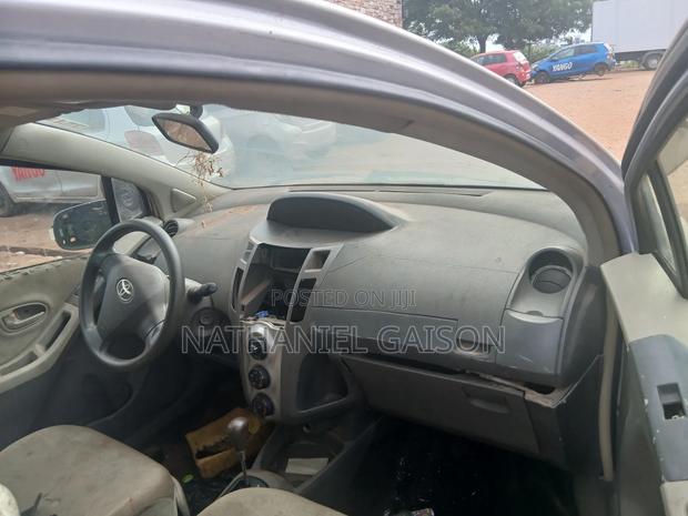 Toyota Vitz 2010 Silver