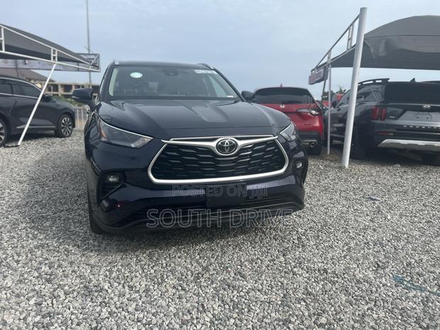 Toyota Highlander XLE 2022 Blue