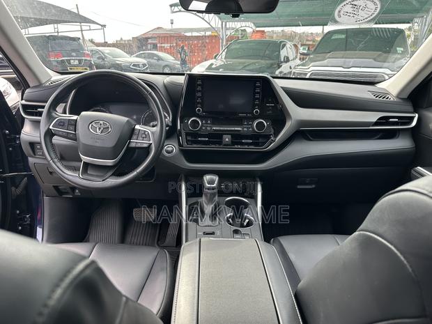Toyota Highlander XLE 2022 Blue