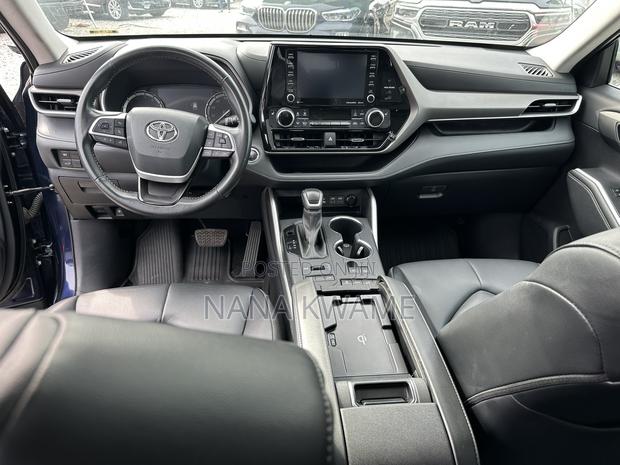 Toyota Highlander XLE 2022 Blue