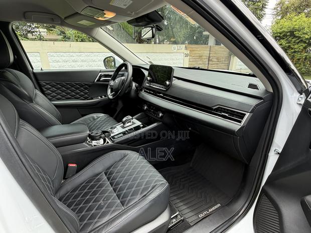 Mitsubishi Outlander 2022 White