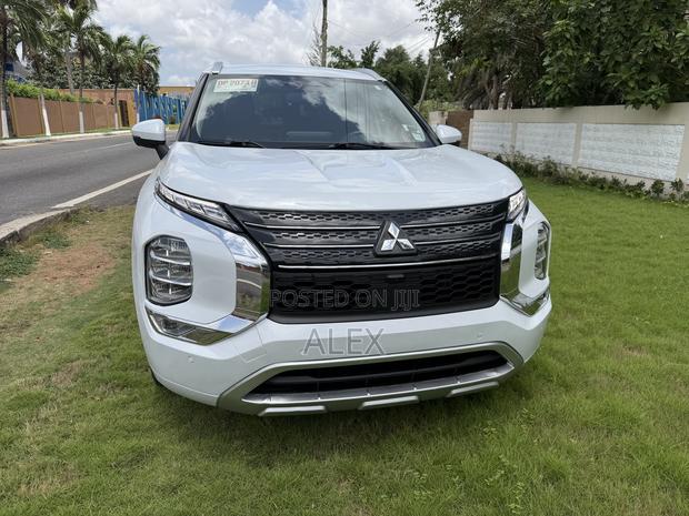 Mitsubishi Outlander 2022 White