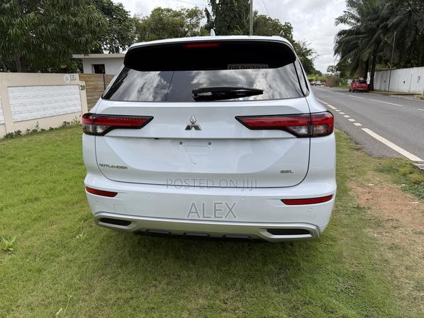 Mitsubishi Outlander 2022 White