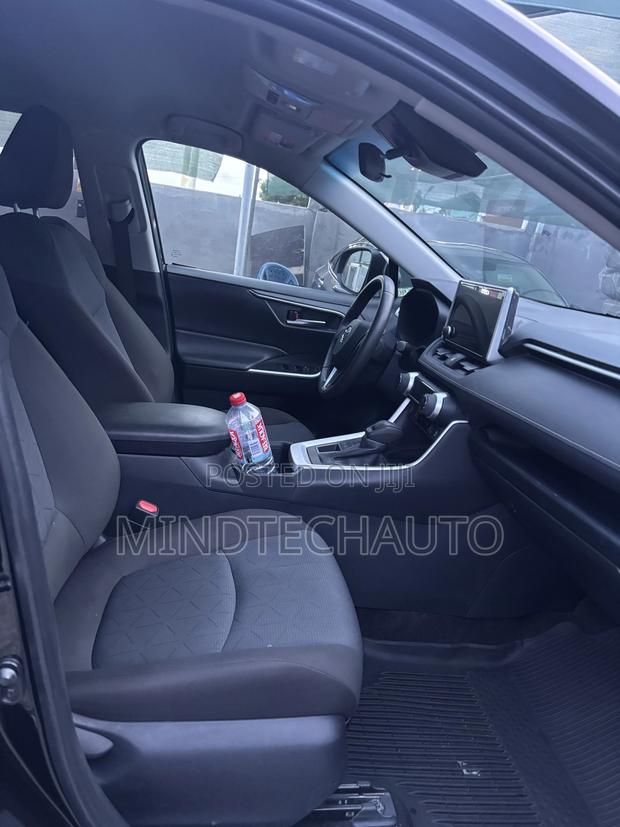 Toyota RAV4 XLE 2025 Black