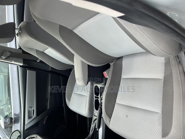 Toyota Corolla LE (1.8L 4cyl 2A) 2019 Silver