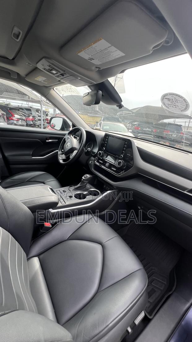 Toyota Highlander 2022 Blue