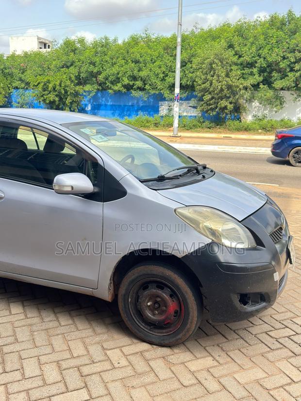 Toyota Vitz 1.0 FWD 3dr 2010 Gray
