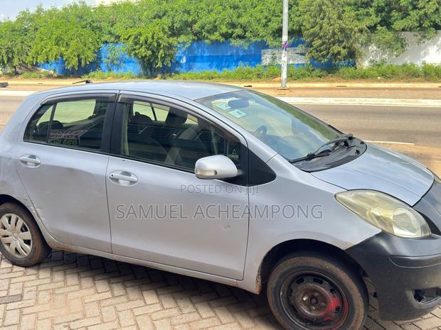 Toyota Vitz 1.0 FWD 3dr 2010 Gray