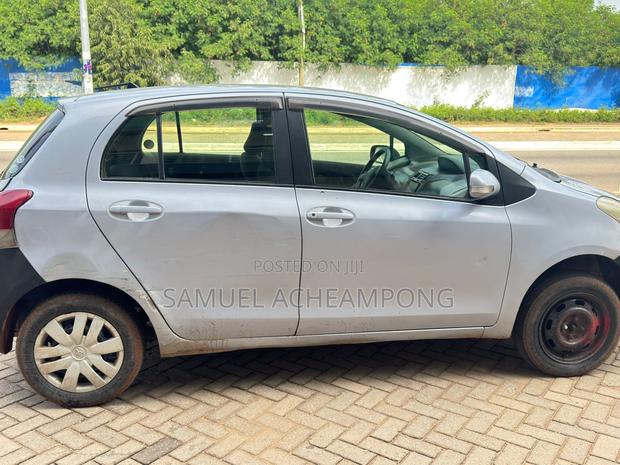 Toyota Vitz 1.0 FWD 3dr 2010 Gray