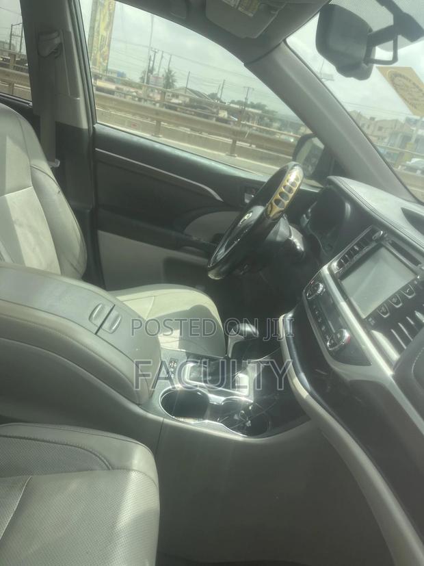 Toyota Highlander Limited 4x4 V6 (3.5L 6cyl 8A) 2017 Gray