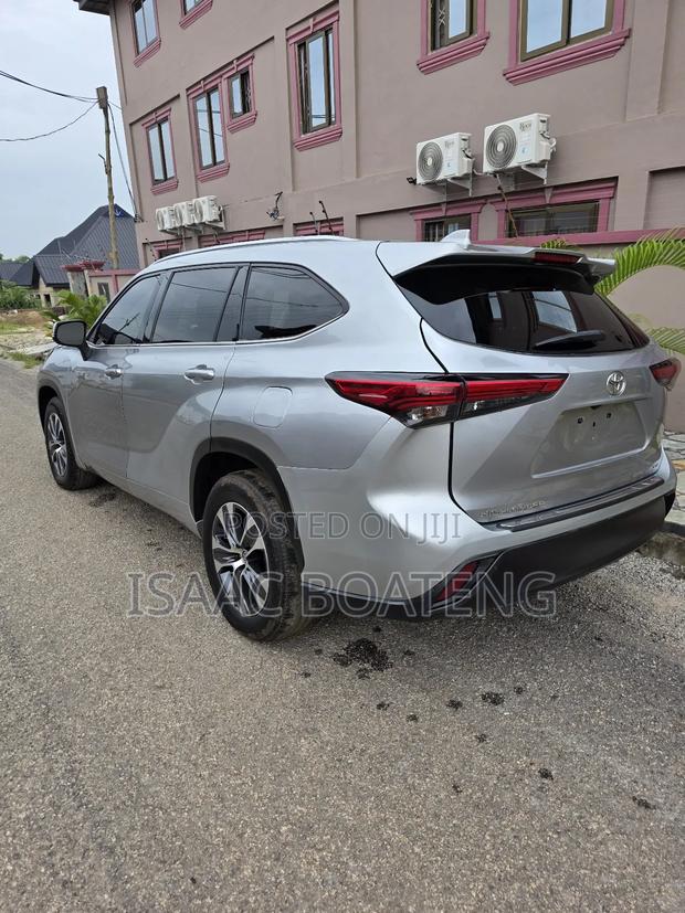 Toyota Highlander 2022 Silver