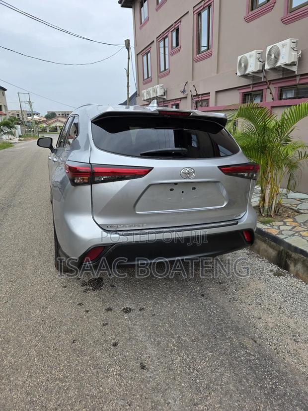 Toyota Highlander 2022 Silver