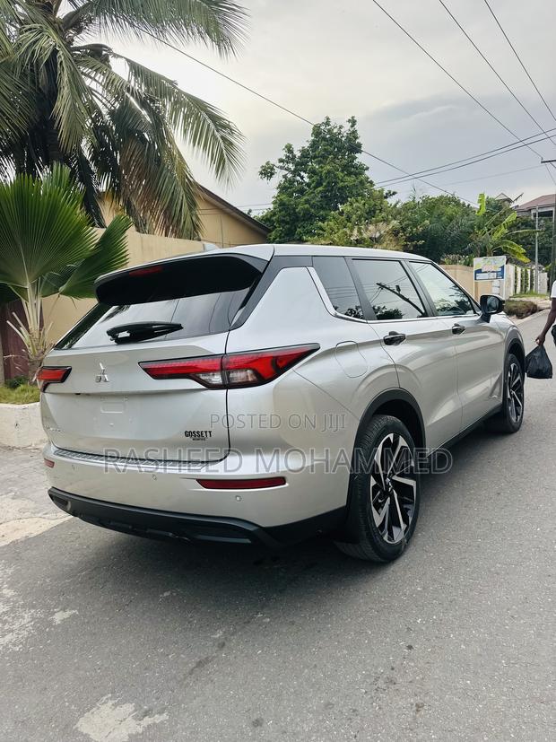 Mitsubishi Outlander ES 2022 Silver