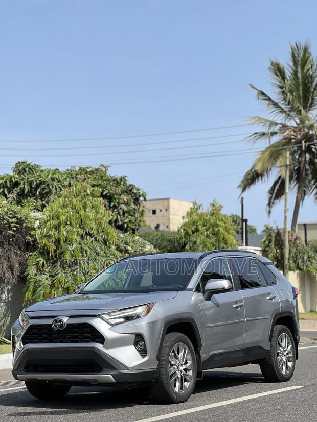 Toyota RAV4 XLE 2025 Silver
