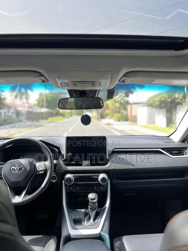 Toyota RAV4 XLE 2025 Silver