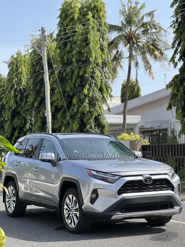 Toyota RAV4 XLE 2025 Silver