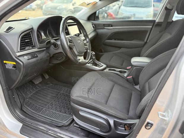 Hyundai Elantra Value Edition Sedan FWD (2.0L 4cyl 6A) 2017 Silver